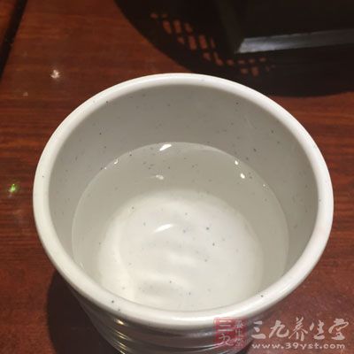 加清水 1500毫升，煮沸20分钟后，取药液浸湿纱布热敷患侧眼睑