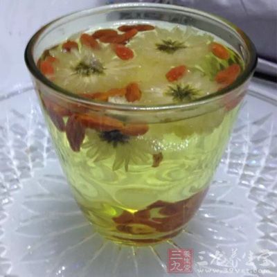 另外，菊花茶和柿叶茶，能明目和防止眼部出现小细纹