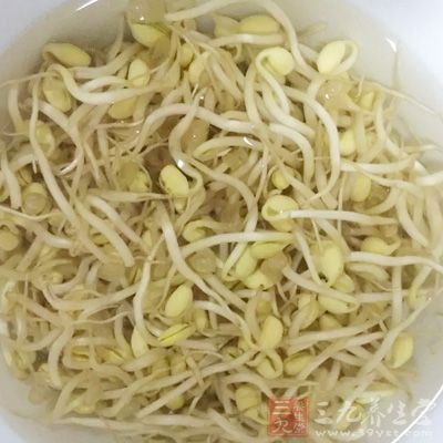 豆芽500克，木耳少许，胡萝卜100克