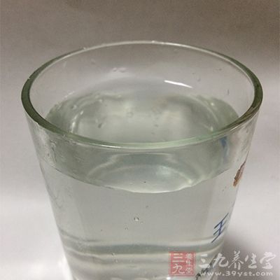 早起后喝一杯300毫升左右的凉白开水