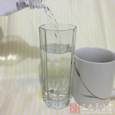 水不但能让我们的黏膜更湿润，还能抑制感冒病毒迅速繁殖