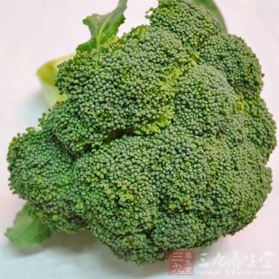 芝麻油1汤匙，西兰花175克，切块，芝麻1汤匙，青椒1个，切片