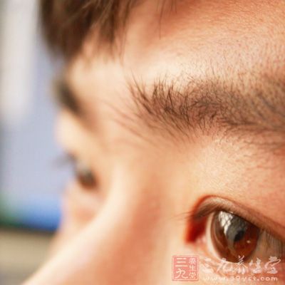 在检查视力时,可以让男士们先把领带解开 在检查视力时,可以让男士们先把领带解开