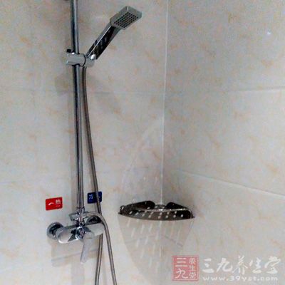 白色、金属色瓷砖反光较强