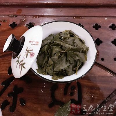 将喝剩的茶叶末沥干，洒在地上