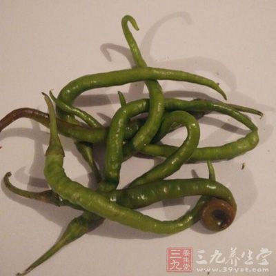 将尖辣椒或花椒捣成末