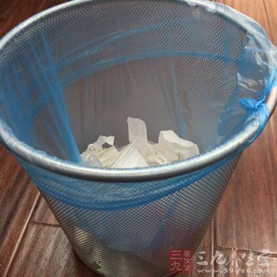 客厅中不要随意摆放垃圾杂物