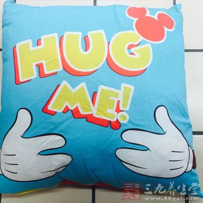 用热水袋敷颈部还能作用到大椎穴 用热水袋敷颈部还能作用到大椎穴