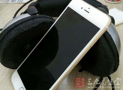 莫把手机挂胸前 莫把手机挂胸前