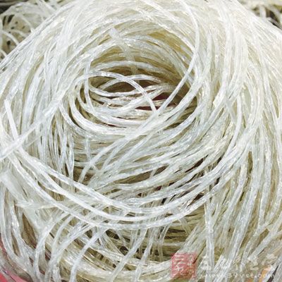 而经常吃粉丝等含铝食品的人,摄入铝的量要远远超过这个数字 而经常吃粉丝等含铝食品的人,摄入铝的量要远远超过这个数字