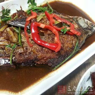 從哪些食物中獲得維生素B12：主要食物來源為肉類、動(dòng)物內(nèi)臟、魚