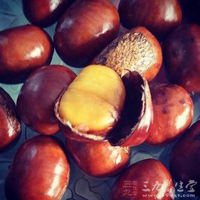 板栗煮熟,洋葱切丁 板栗煮熟,洋葱切丁