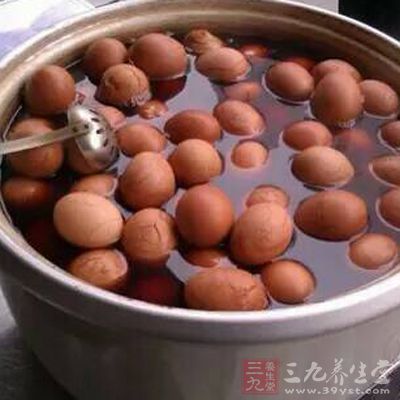 让鸡蛋就浸泡在里面