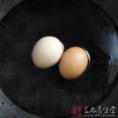 红肉、鸡蛋、坚果、深绿色蔬菜都是富含铁质的食物