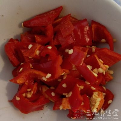 食用刺激性食物，如辣椒