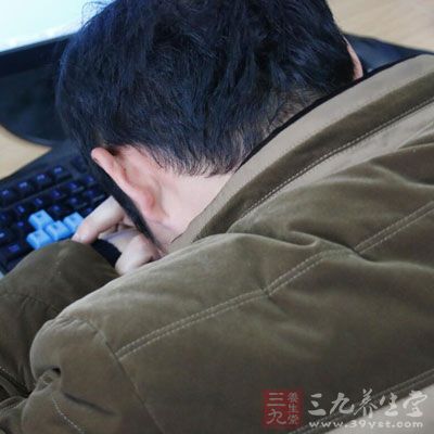 详细询问病史，了解起病原因和发病过程