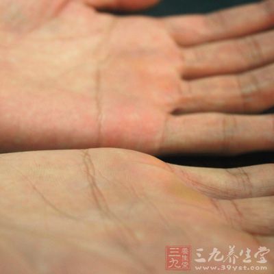 手腕稍后仰，兩手自然張開(kāi)