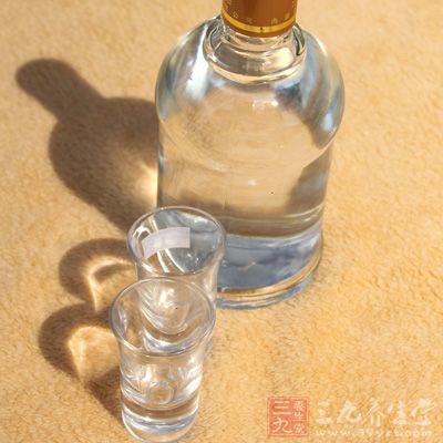 成年女性饮用的白酒量应该在1两5左右