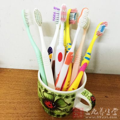 国内外还设计了具有特殊功能的牙刷