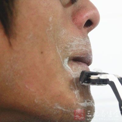 男士随手拔胡须的做法很危险