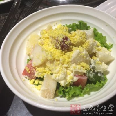 水果沙拉：将苹果、梨、香蕉都去皮去籽