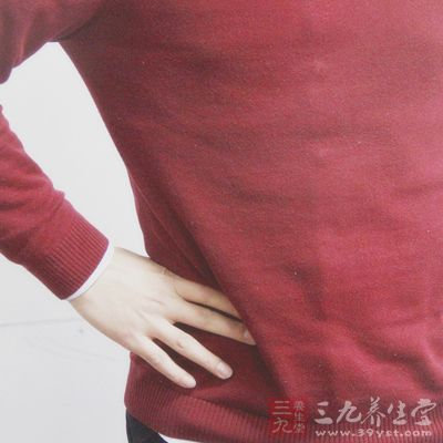 坐姿,两腿弯曲抱在胸前 坐姿,两腿弯曲抱在胸前