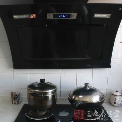 在厨房中做饭做菜,饭菜的各种味道很浓 在厨房中做饭做菜,饭菜的各种味道很浓