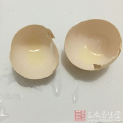 将蛋壳碾成碎末 将蛋壳碾成碎末