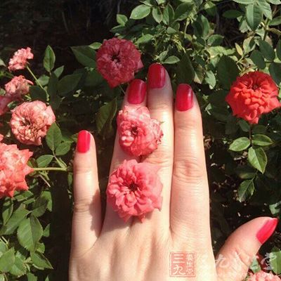 指甲表层自身有一层保护物质 指甲表层自身有一层保护物质