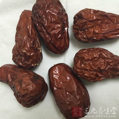 【原料】胡萝卜2根，柿饼2个，去核红枣8枚，猪瘦肉200克