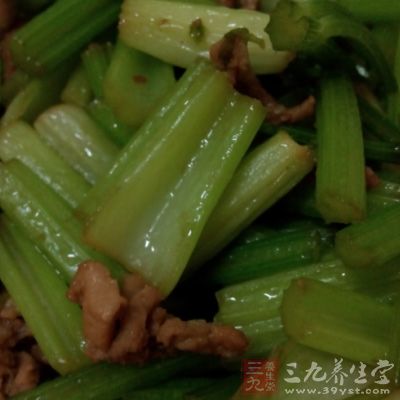 芹菜應(yīng)莖葉同食。據(jù)研究，芹菜葉100%可供食用