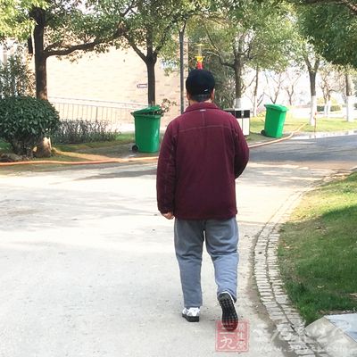 倒着走治腰疼 倒着走治腰疼