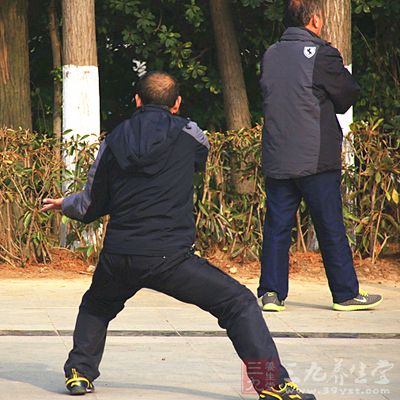 是以腰部为枢纽的一项缓慢运动 是以腰部为枢纽的一项缓慢运动