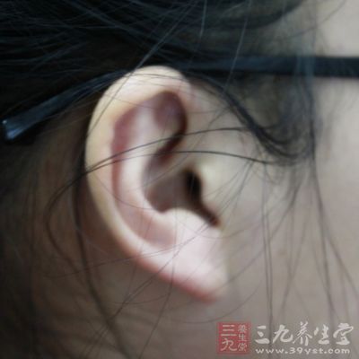 人体各部位在耳廓的分布好似一个倒置的胎儿