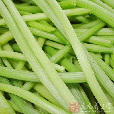 平时喝芹菜汁可以补充身体所需维生素和膳食纤维