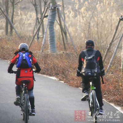 不建议负重(背双肩背包)骑自行车