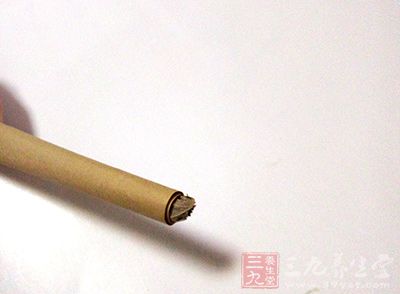 用點(diǎn)燃的艾條在患者的腹部、腰骶部及小腿內(nèi)側(cè)等部位施行溫和灸