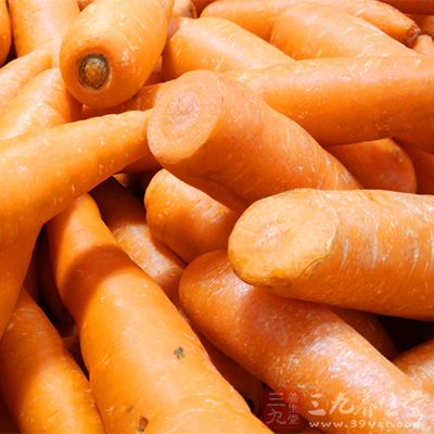 把新鲜的胡萝卜汁榨成萝卜汁 把新鲜的胡萝卜汁榨成萝卜汁