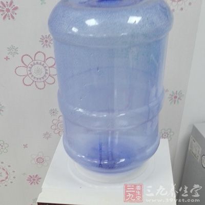 饮水机看似让人喝上好品质的水 饮水机看似让人喝上好品质的水