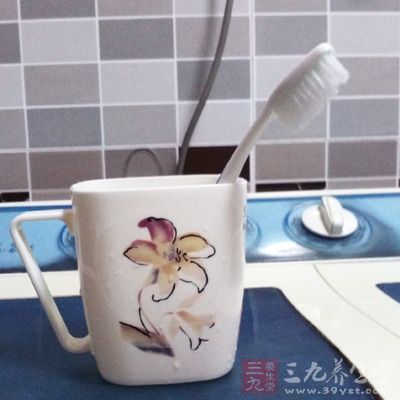 需要换一把刷毛更柔软的牙刷了 需要换一把刷毛更柔软的牙刷了