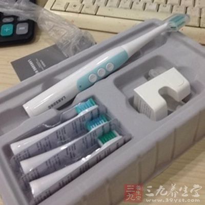 电动牙刷清除牙齿缝隙的牙菌斑的效果很好