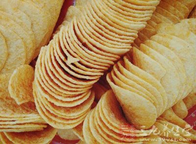 打开一袋散发着迷人香味的薯片 打开一袋散发着迷人香味的薯片