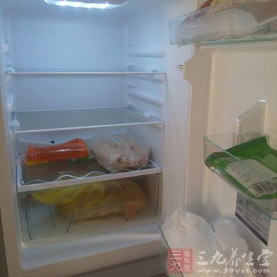 一些市民习惯于把冰箱视作食品的“保险箱”