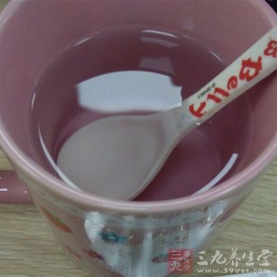 用鹽水漱口，再喝半杯白開水