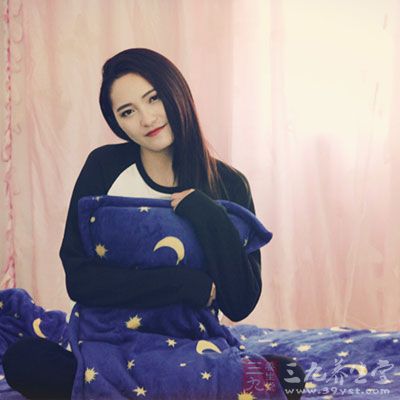 大量的血液冲向大脑和面部