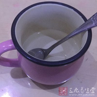 可以在温水之中加入适量的小苏打以及一点柠檬汁