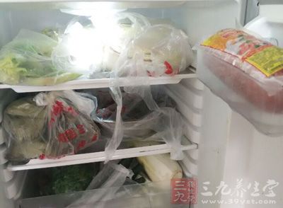 冰箱里的隔夜菜不仅没有得到保鲜
