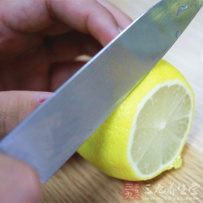 将一个鲜柠檬榨汁后加一倍的水