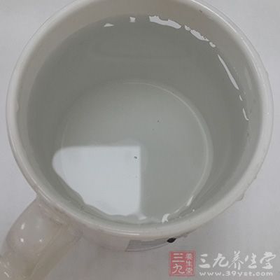 養(yǎng)成定時(shí)喝水的習(xí)慣，不要口渴再飲水