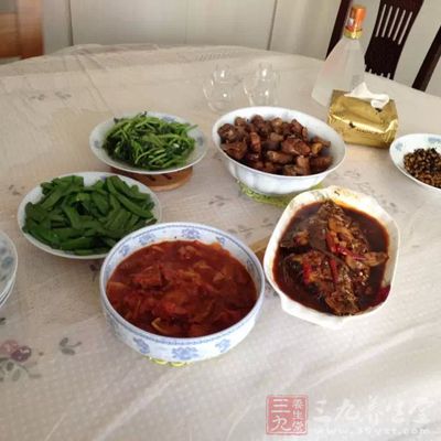 忌饭前饭后游泳。空腹游泳影响食欲和消化功能